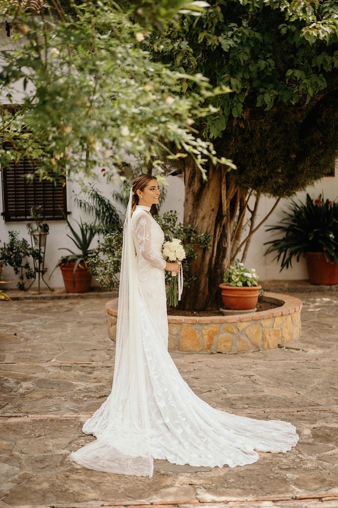 Vestido novia Rafa Valverde ramo rosas blancas