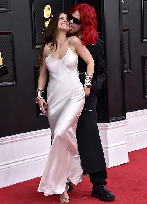 Addison Rae presenta a su novio en la alfombra roja de los Grammy