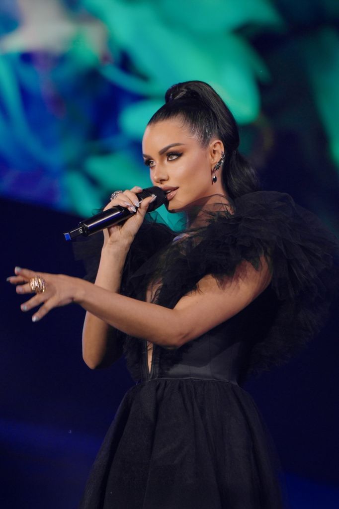 Emilia Dides sorprendió con su voz al cantar junto a Ricardo Arjona
