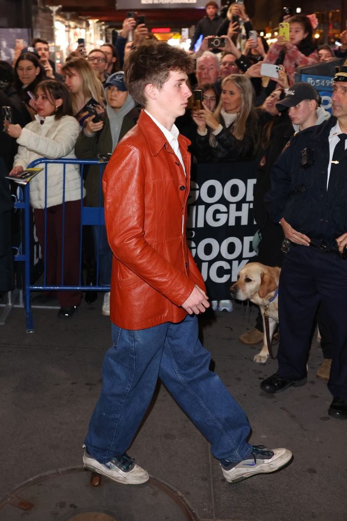 Henry Daniel Moder, el hijo de Julia Roberts, asiste a la obra de George Clooney en Broadway