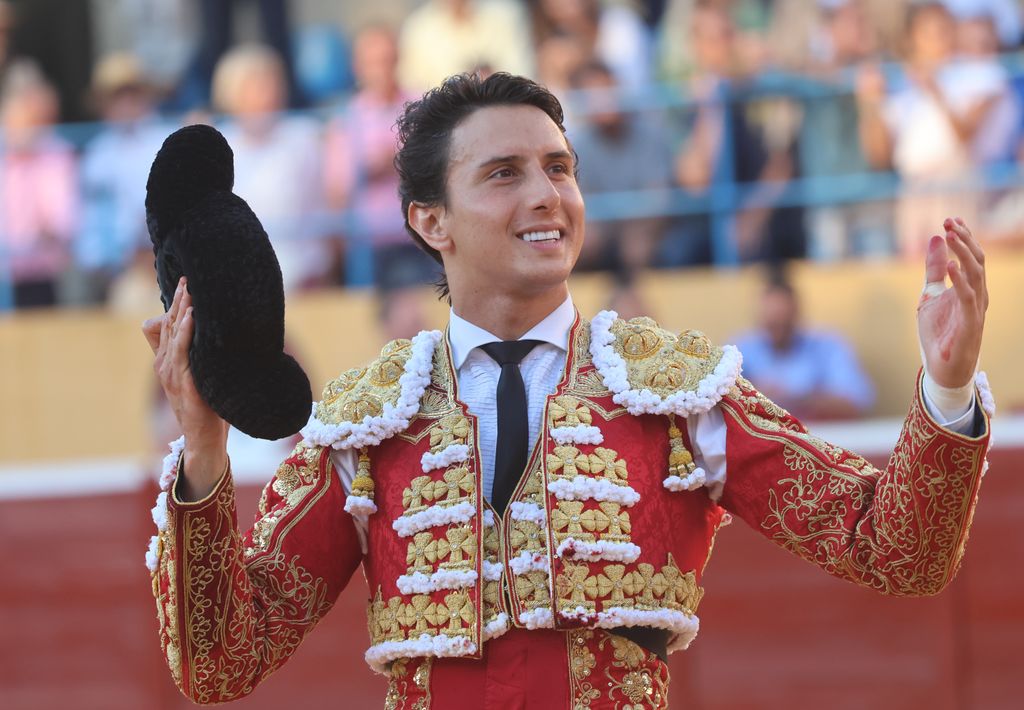 Plano medio de Roca Rey saludando al público