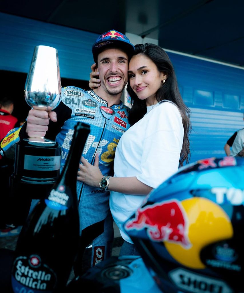 El piloto Álex Márquez y su novia Gabriela