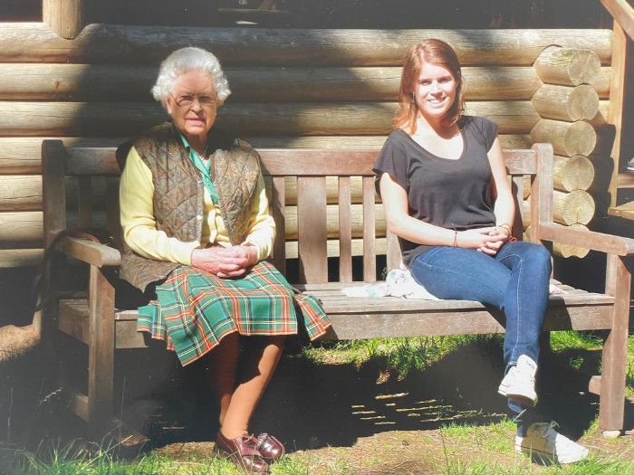 Eugenia de York con su abuela