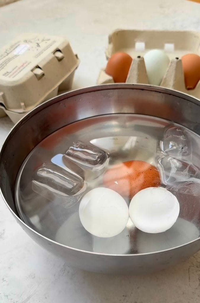 Huevos cocidos en hielo