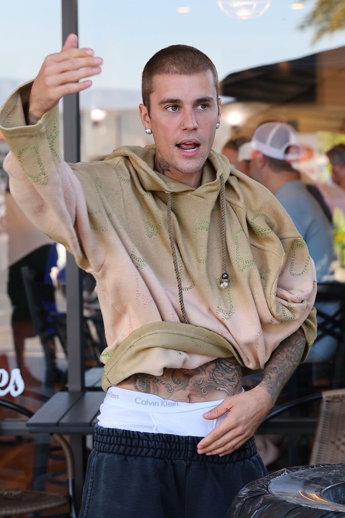 Justin Bieber enfrentó a los paparazzi que lo esperaban afuera de una cafetería en Palm Springs.