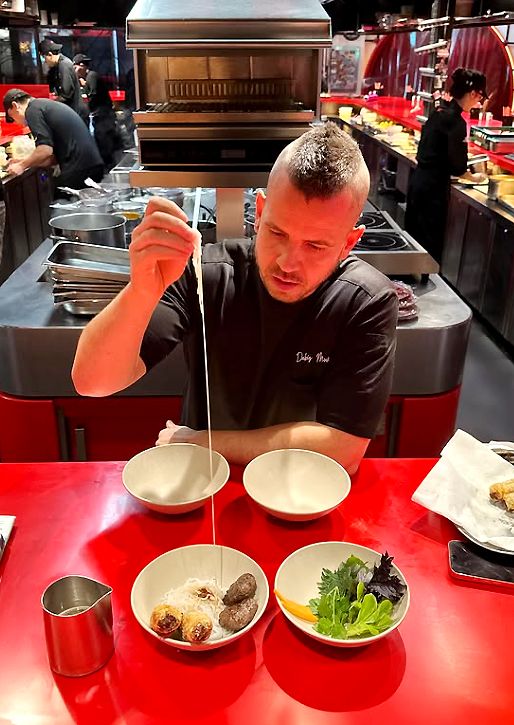 Dabiz en la cocina dentro de la inconfundible barra de StreetXO.