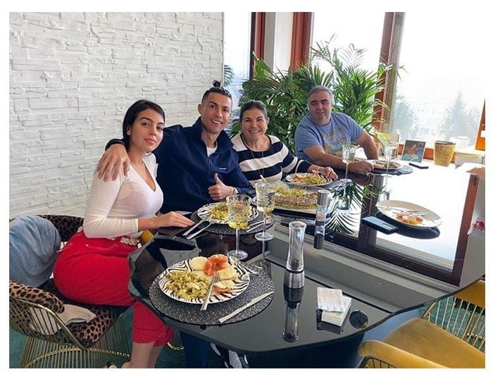 Cristiano Ronaldo y Georgina Rodríguez con Dolores Aveiro
