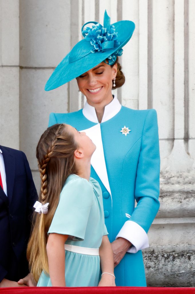 La joven princesa combinó su conjunto color aguamarina pastel con una de las piezas más significativas de su colección de joyas.
