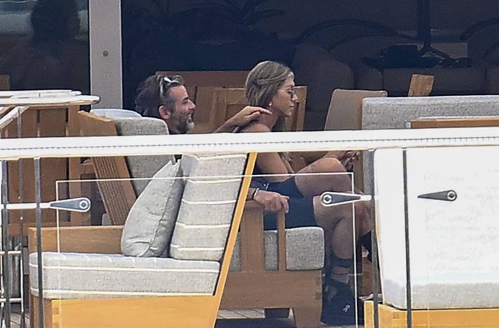 Jennifer Aniston estaba de lo más relajada junto a Tim Curtis