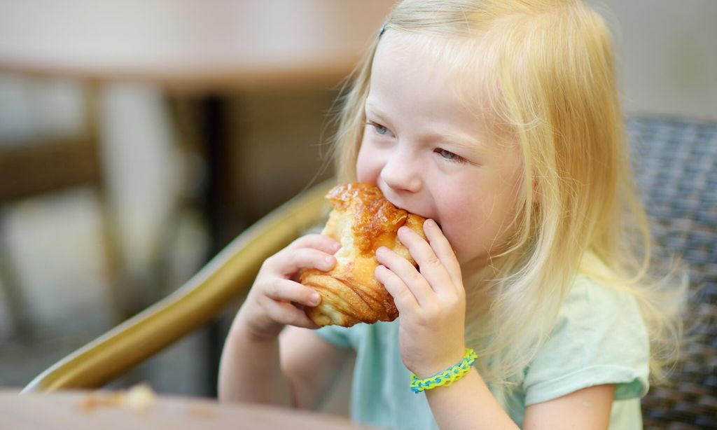 ni a contenta comiendo croissant