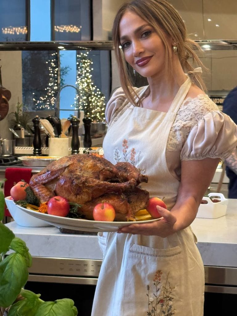 JLo, orgullosa de sus creaciones culinarias en Thanksgiving