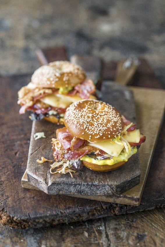 bagel-bacon-queso-huevo-revuelto-cebolla-crujiente