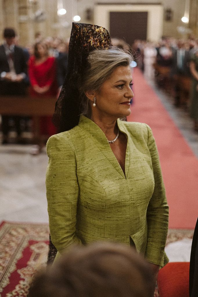 Madrina con mantilla y vestido verde de Rafa Valverde