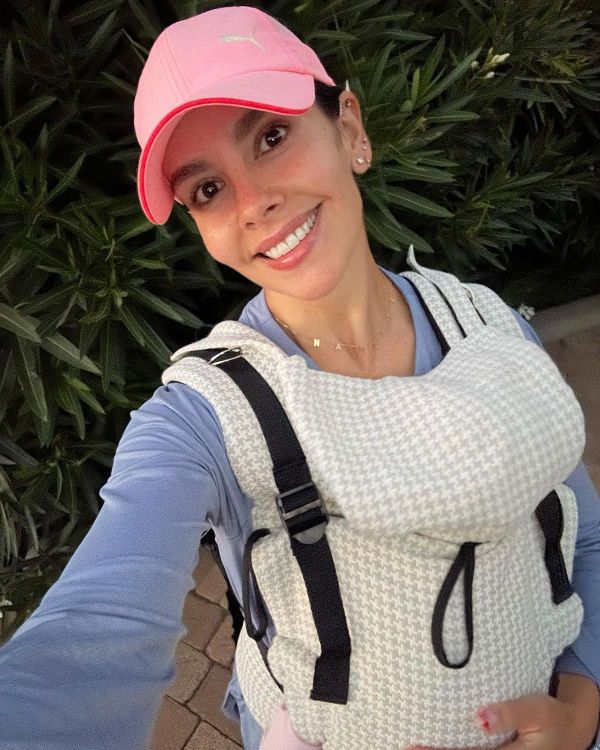 Cristina Pedroche paseando con su hija Laia 