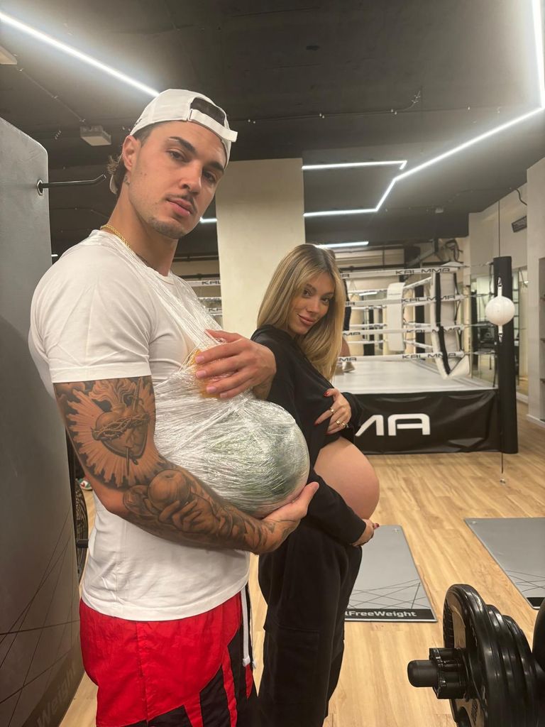 La pareja ha formado su familia en tiempo récord. Comenzaron su relación en 2024, ese mismo año dieron la bienvenida a su primer hijo, Carlo, y ahora celebran el nacimiento de su segunda hija