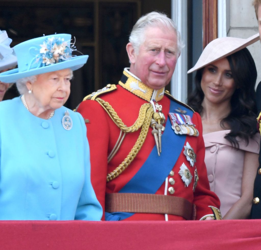El rey Carlos no felicitó públicamente a Meghan debido a una norma real impulsada por su madre, la reina Isabel II.