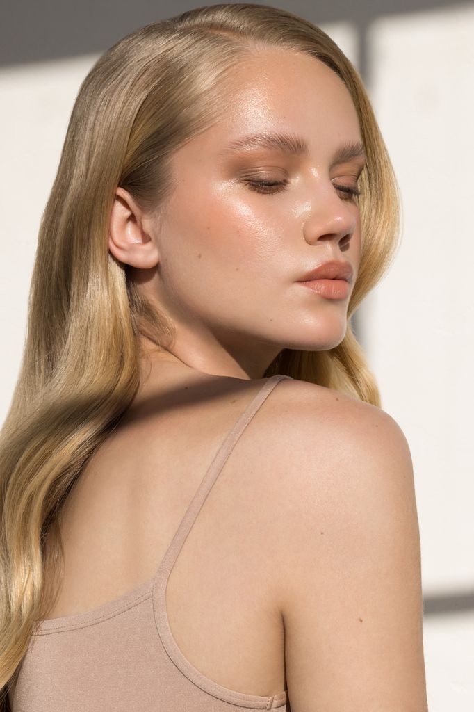 Primer plano de estudio de una hermosa mujer rubia natural con pecas.
