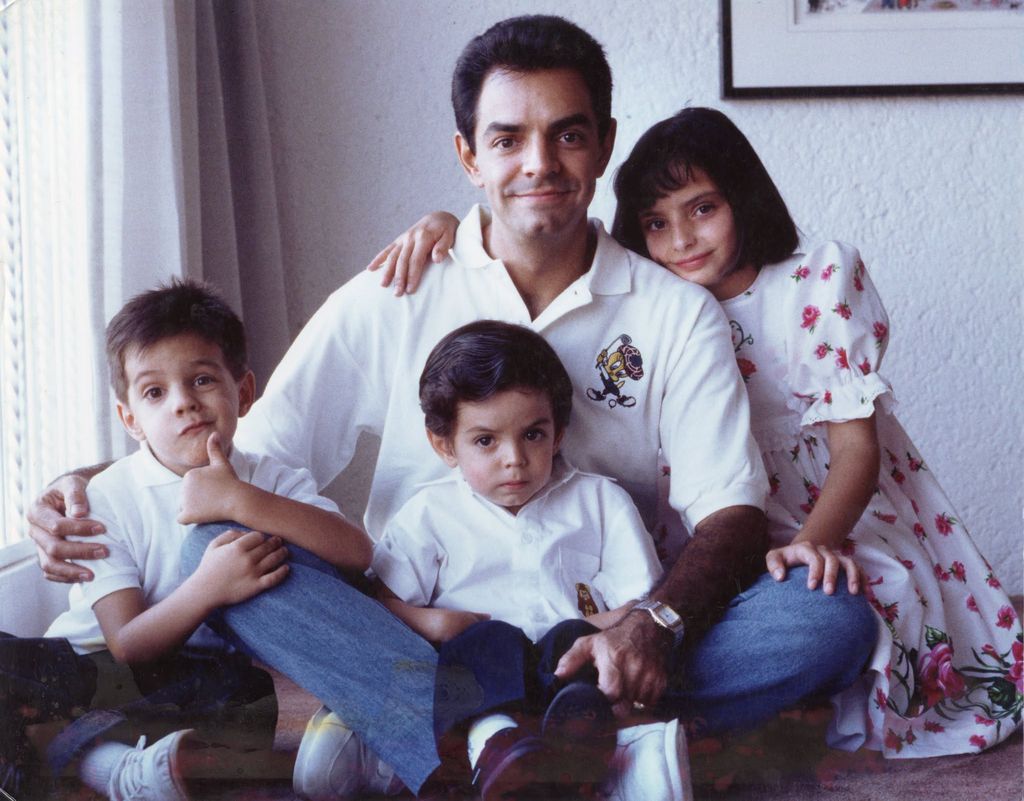 Eugenio Derbez con sus hijos Vadhir, José Eduardo y Aislinn en una nostálgica foto.
