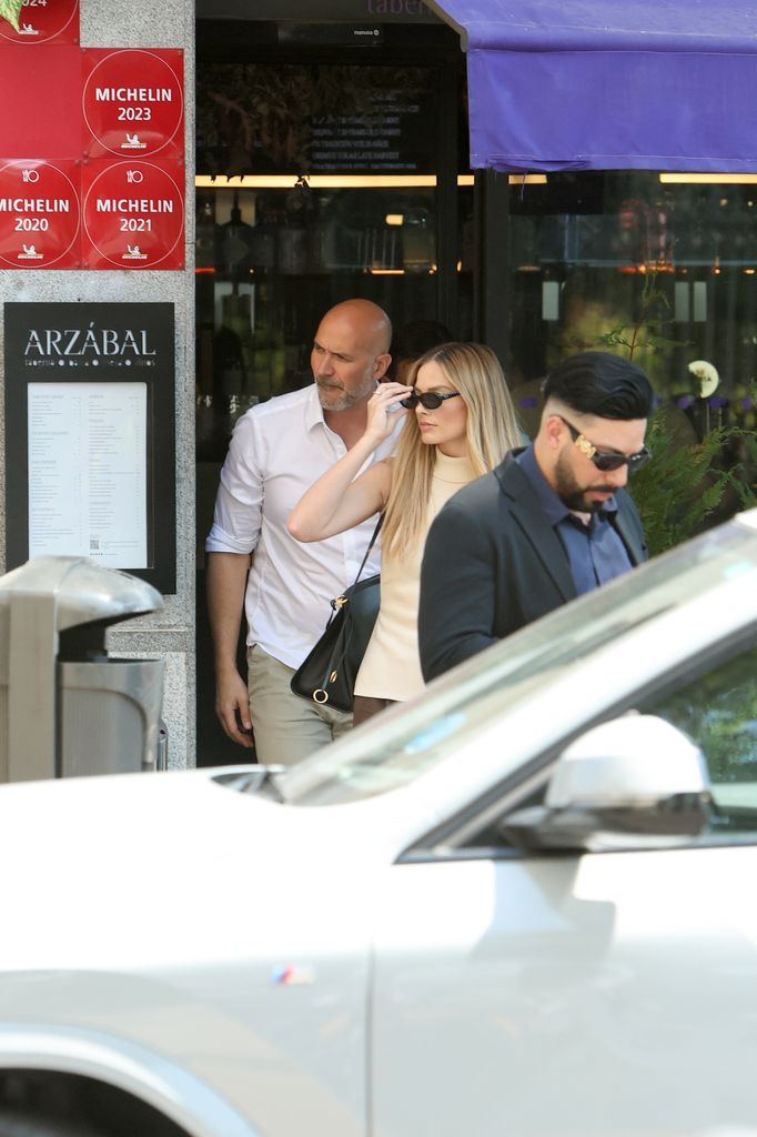 Margot Robbie a su salida del restaurante Arzábal