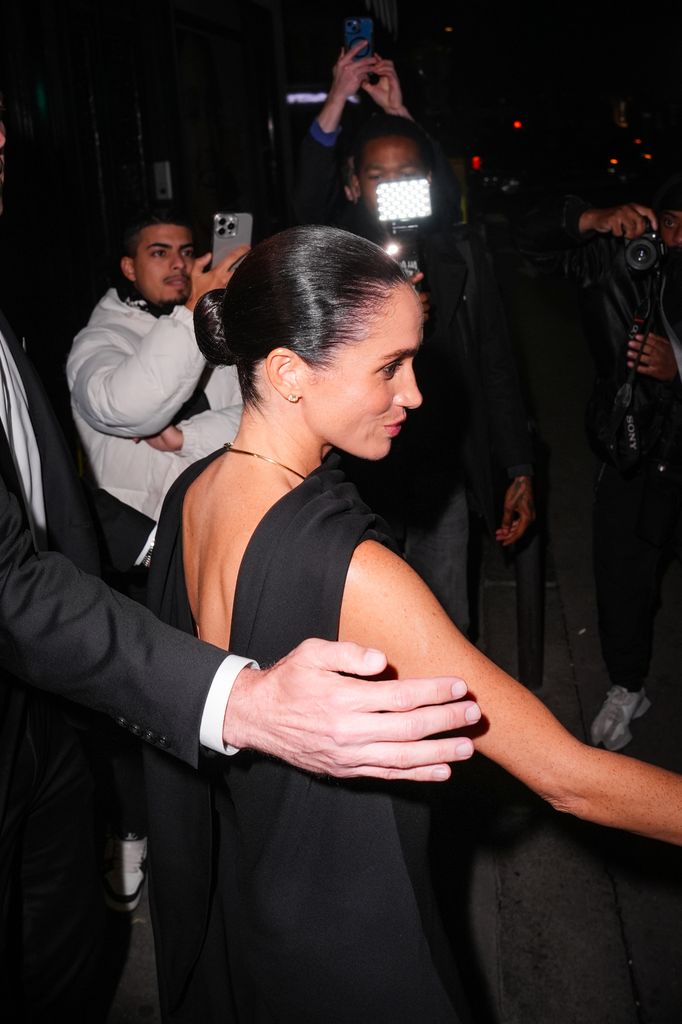 Meghan Markle con un moño medio-bajo efecto clean look