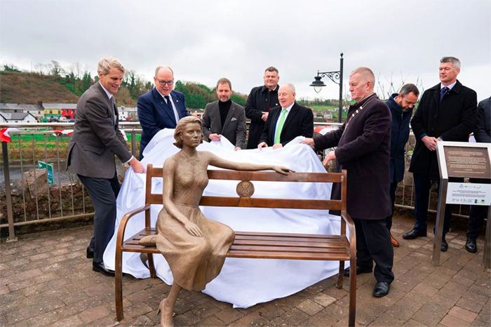 Alberto de Mónaco descubre la estatua de su madre