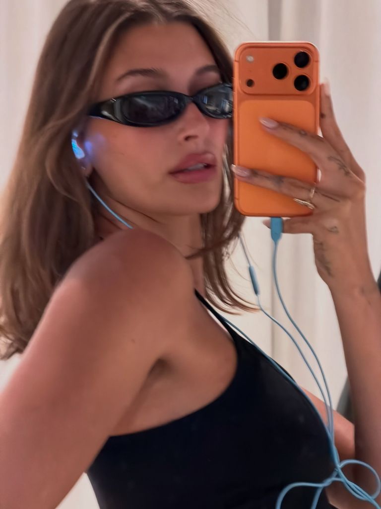 Hailey Bieber luce las milky nails que serán tendencia en otoño 2026.