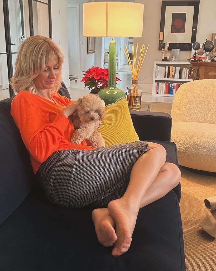 Susanna Griso con su perro en el salón de su casa