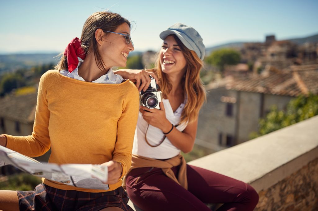 dos amigas haciendo turismo