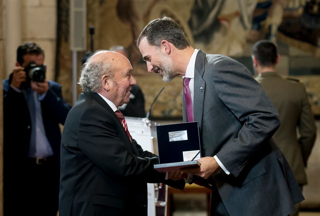 Don Felipe hace entrega del galardón al presidente de Honor del Grupo Antolín, José Antolín, del premio Reino de España a la trayectoria empresarial