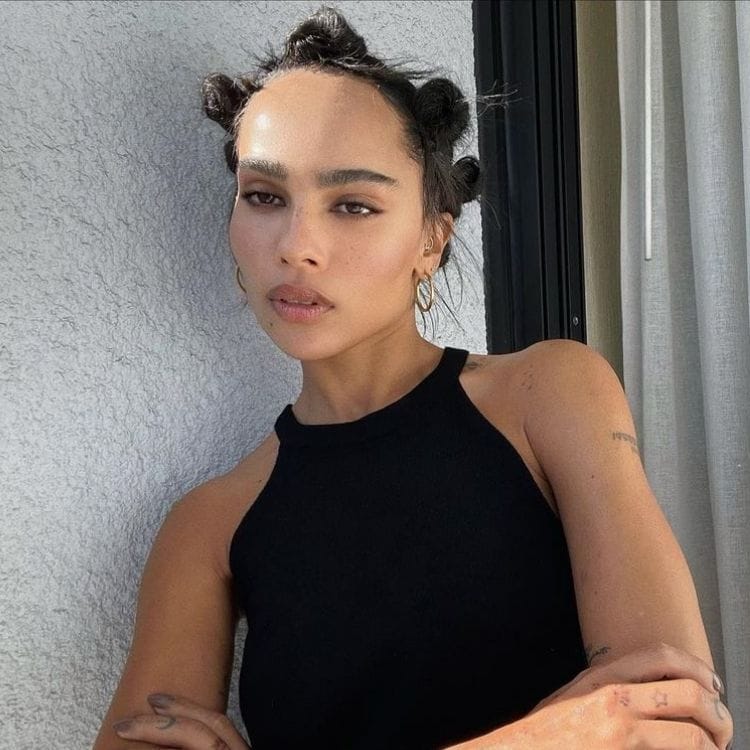 Zoe-Kravitz-mono-japones-sleek-bun