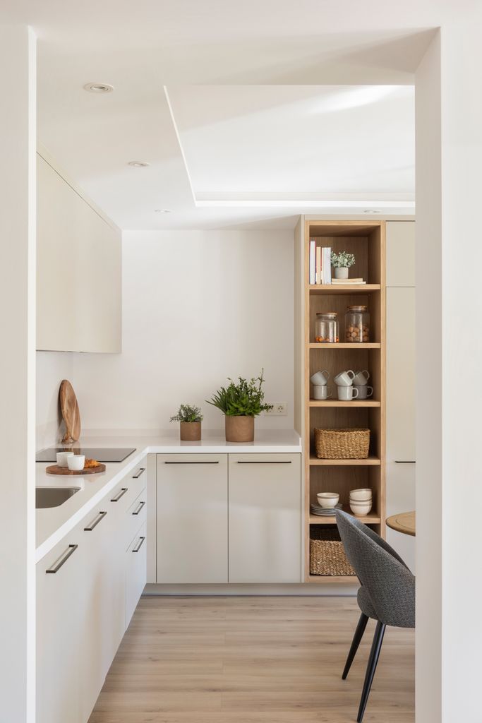 Cocina con muebles blancos