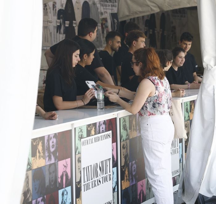Uno de los tres puntos de venta de souvenirs de The Eras Tour