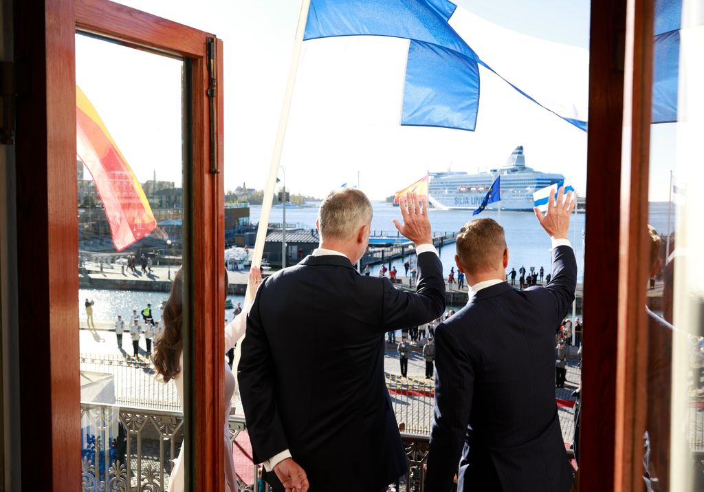 Los Reyes saludando desde el balcón del Palacio Presidencial de Helsinki