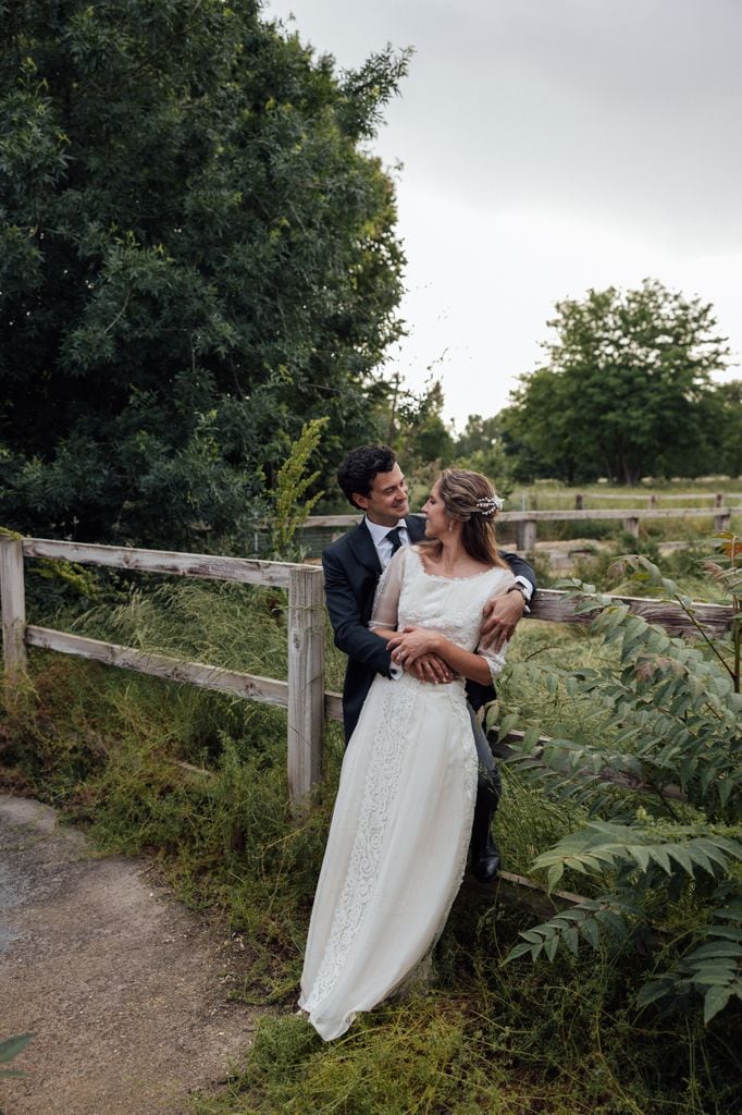 Boda de Lola con look de encaje Eduardo Ladrón de Guevara