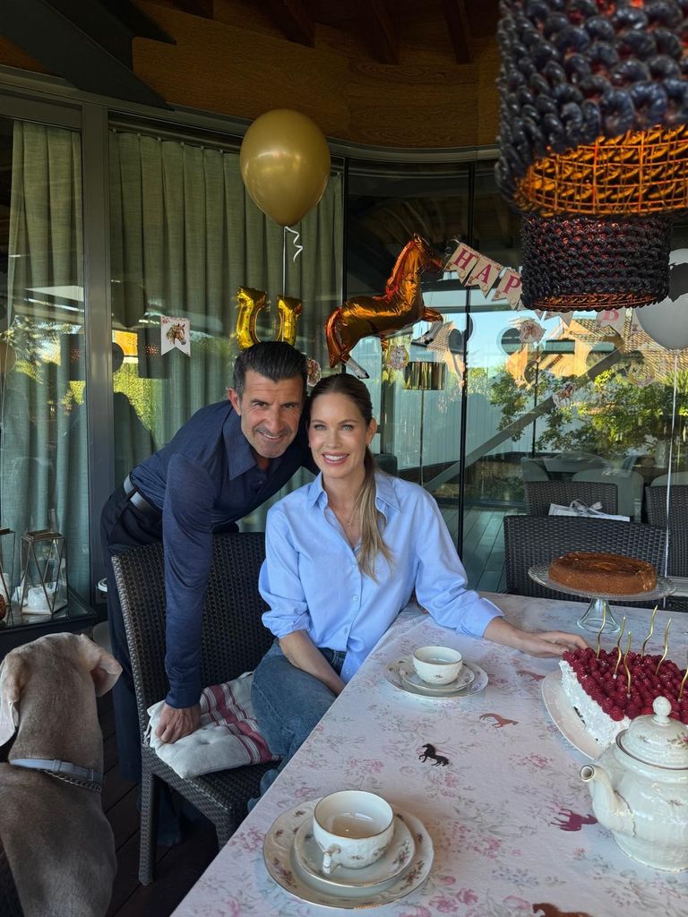 Luis Figo felicita a su mujer, Helen Svedin