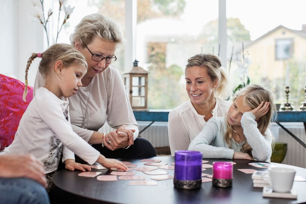tres generaciones de mujeres, abuela, madre y nietas
