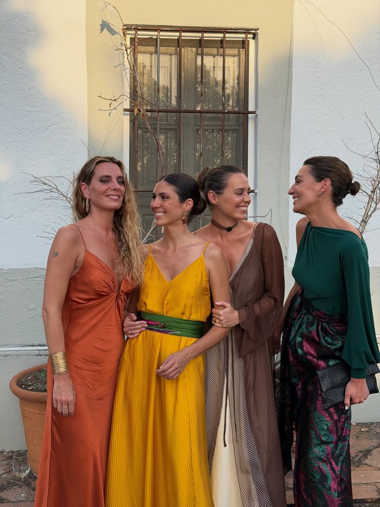 Las hermanas Osborne y Ana Cristina Portillo con looks de invitada en una boda familiar en Trujillo.
