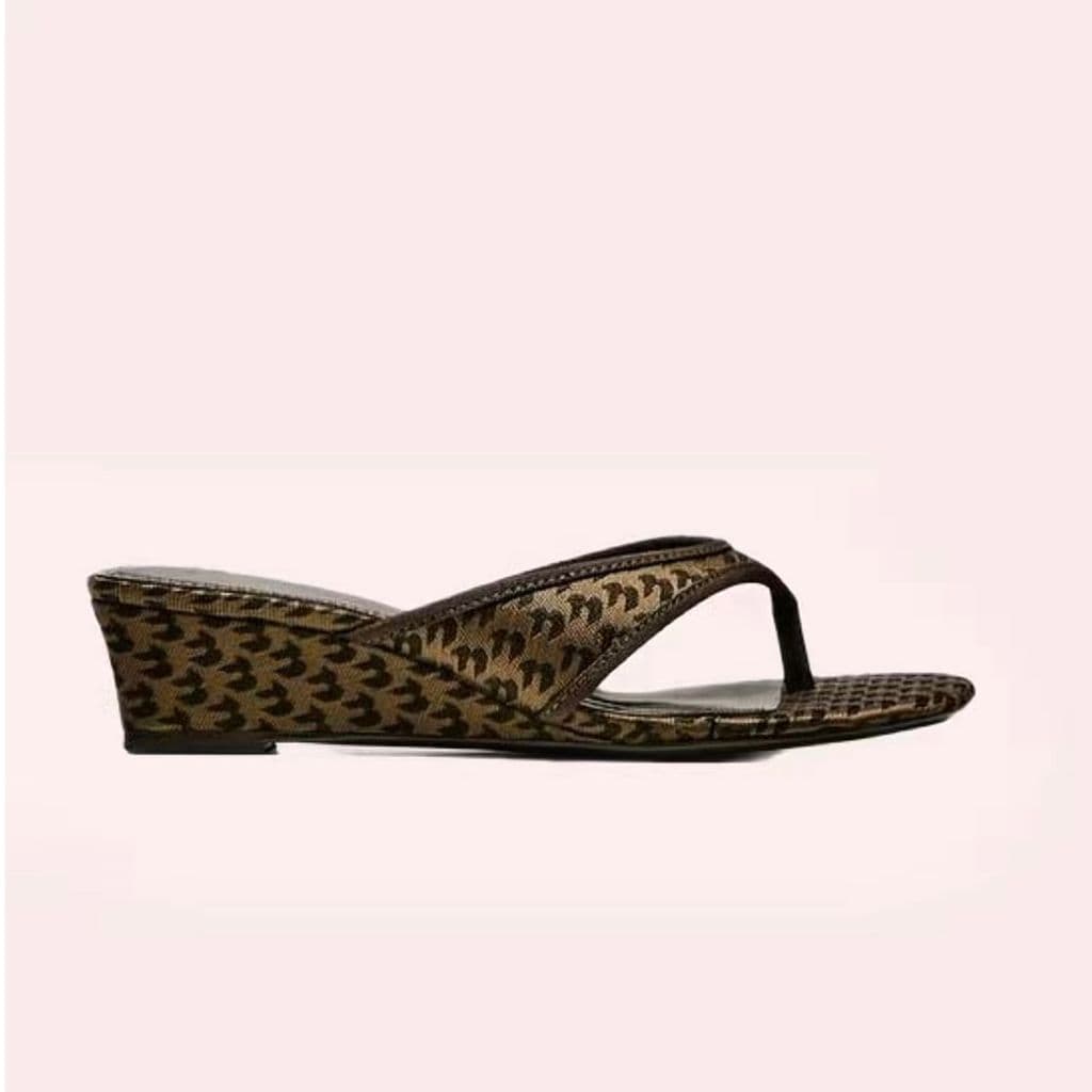 Sandalia tacón cuña monograma de Bershka