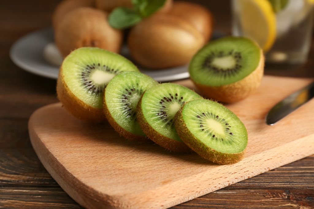 El kiwi aporta acidez y dulzor a esta ensalada.