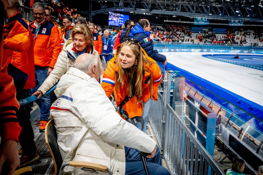 Guillermo, Maxima y Amalia de Holanda saludando a los reyes Harald y Sonia de Noruega en los Juegos Olímpicos de Invierno Milano Cortina 2026