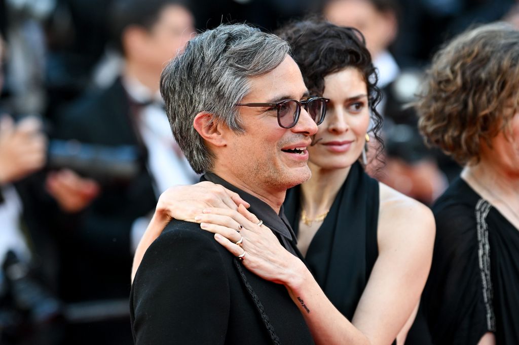 Gael García acudió al aniversario 25 de 'Amores Perros' en Cannes de la mano de su pareja sentimental, Fernanda Aragonés.