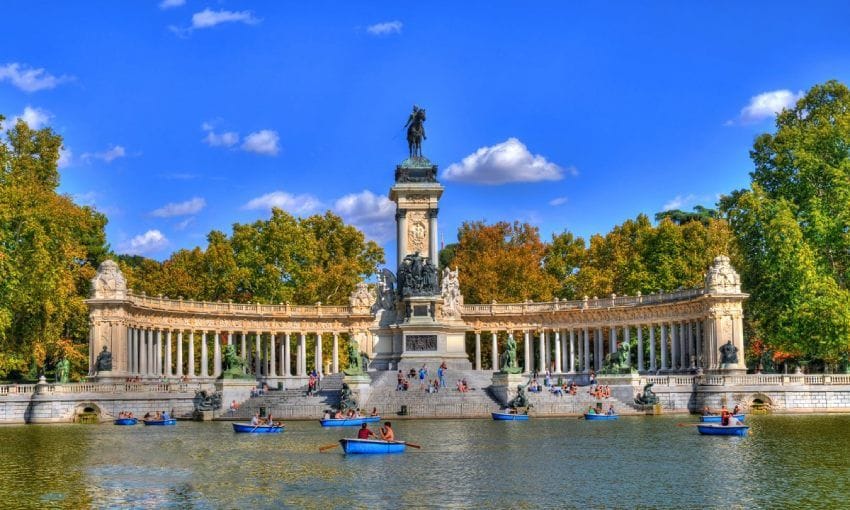 madrid-parque-y-estanque-del-retiro-en-primavera