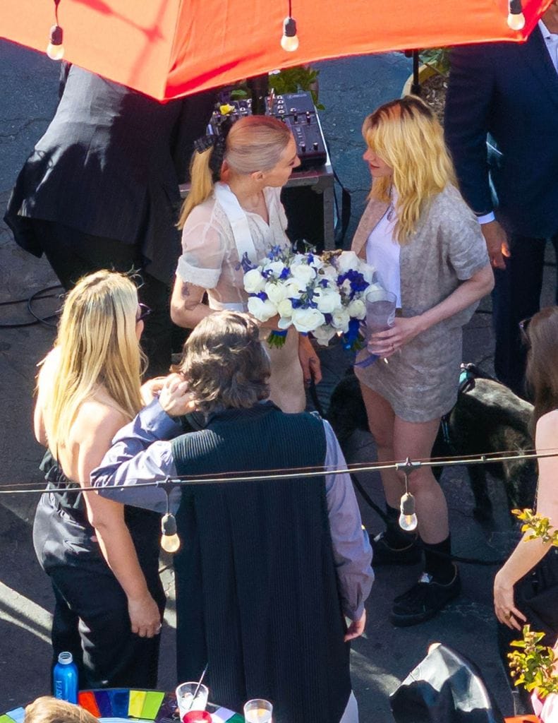 Kristen Stewart y Dylan Meyer se casaron en una boda íntima en un restaurante de Los Ángeles.