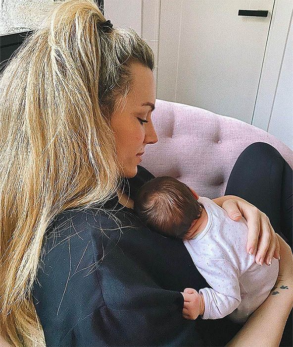  "¡La suerte que tiene Yanay de tenerte como papi! Apenas llevas unos días siéndolo y ya puedo decir que eres el mejor. Eres maravilloso. Feliz primer día del padre amor. Te quiero"