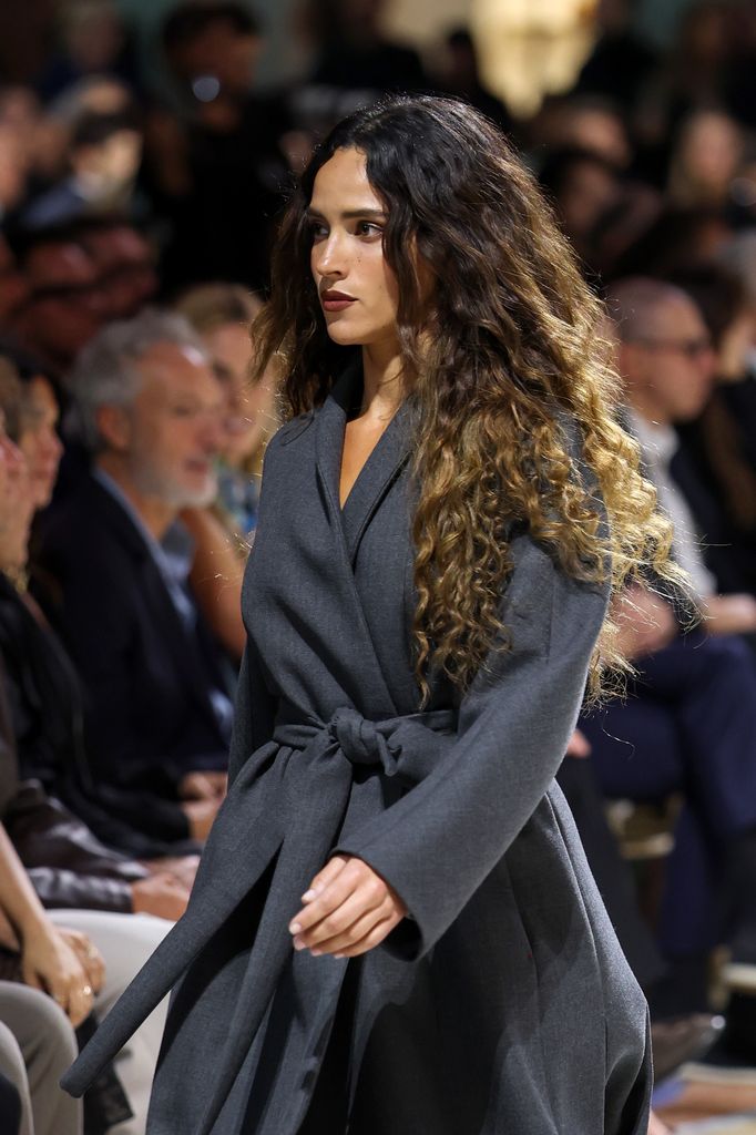 Adria Arjona en la pasarela en el Vogue World: Milano 2026 en Galleria Vittorio Emanuele II en Milán.