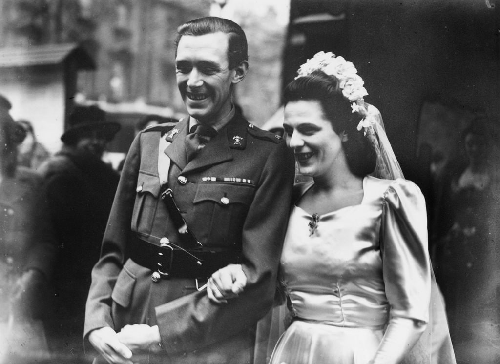 Imagen del militar Bruce Shand durante su boda con Rosalind Cubitt, hija del tercer Barón Ashcombe, en Knightsbridge Londres en enero de 1946. Ellos son los padres de la reina Camilla