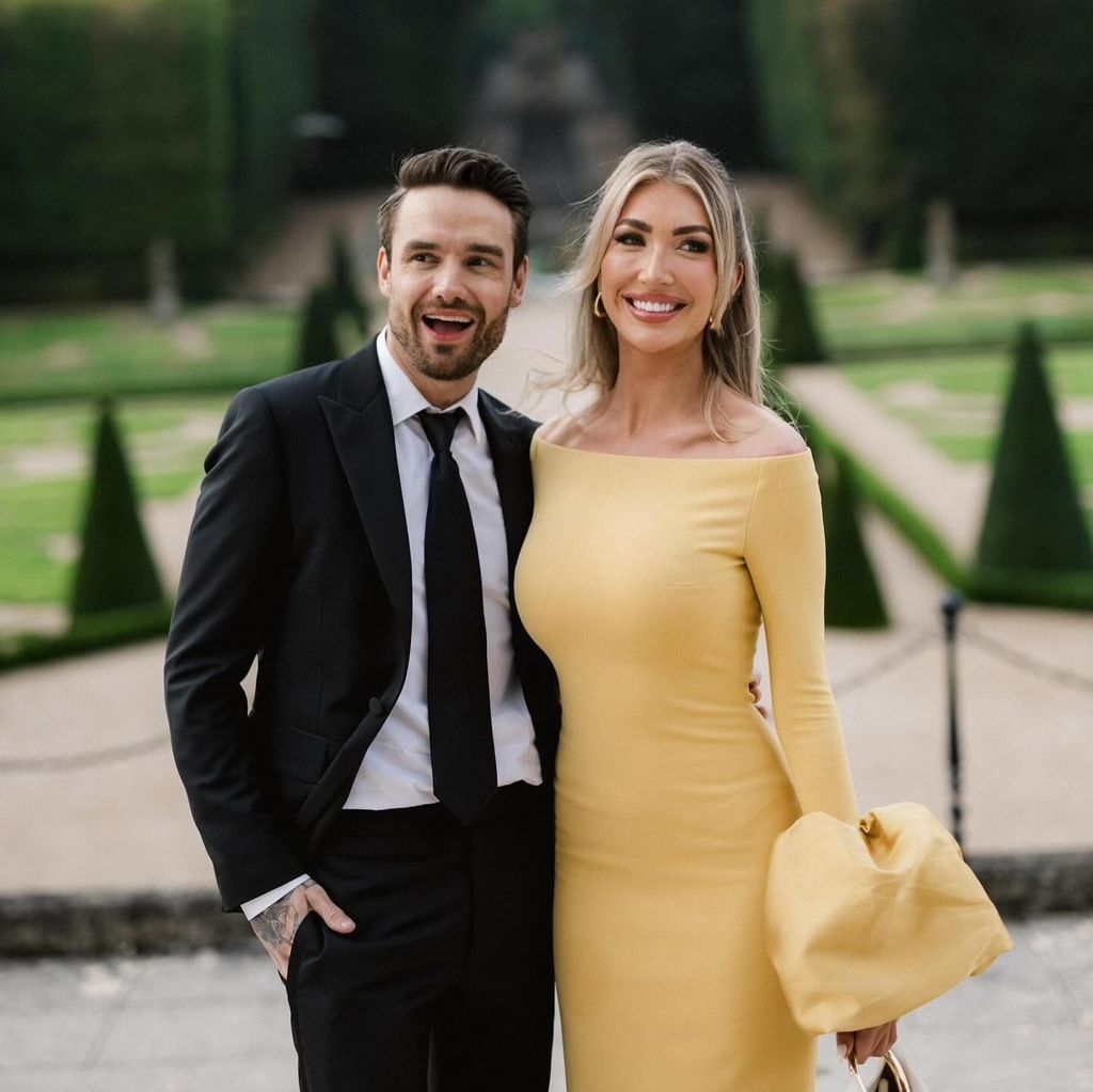 Liam Payne con su pareja Kate Cassidy posando en un evento formal
