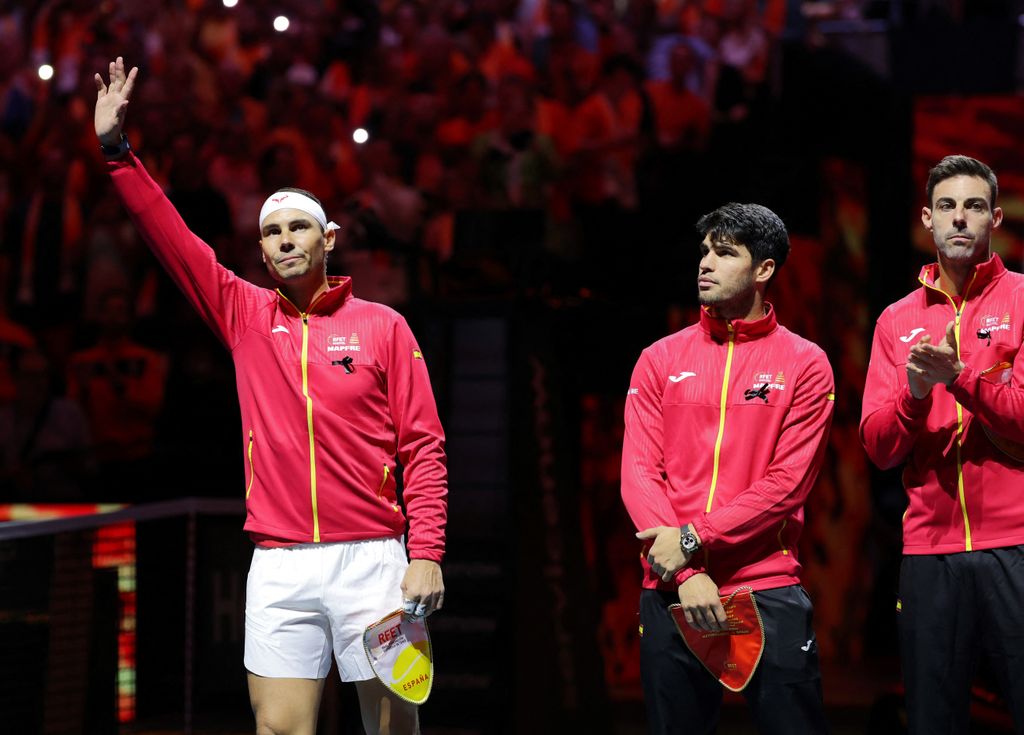 Plano medio de Rafa Nadal saludando al público en la previa a un partido de tenis