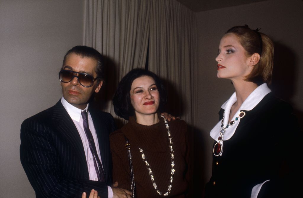 Karl Lagerfeld con Paloma Picasso y una modelo tras su primer desfile para Chanel, Primavera/Verano 1983