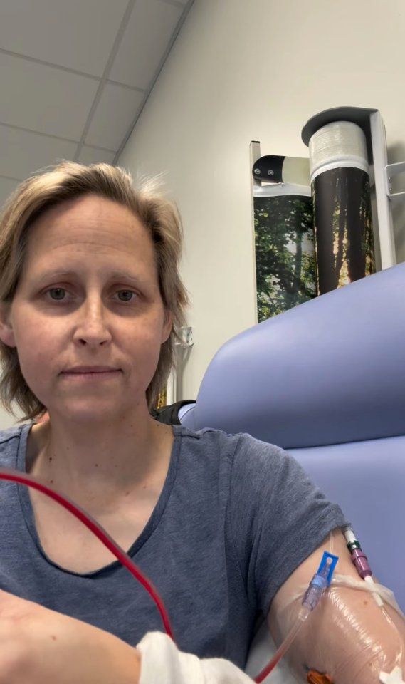 La influencer británica mientras recibía su tratamiento